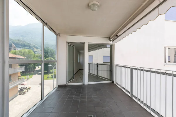 Overdekt terras met grote ramen en uitzicht — Stockfoto