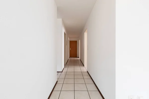 Белый пустой коридор с плиткой — стоковое фото