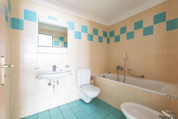 Вінтажна ванна кімната з бежевою і синьою плиткою — стокове фото