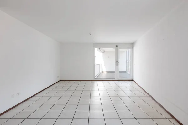 Vista frontal da sala vazia com paredes brancas e azulejos — Fotografia de Stock