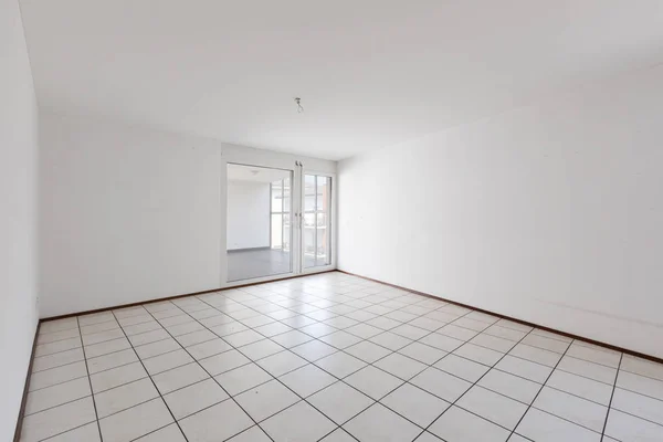 Vooraanzicht van de lege kamer met witte muren en tegels — Stockfoto