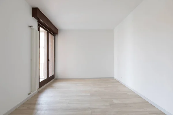 Beyaz duvarları olan büyük boş oda. Parke — Stok fotoğraf
