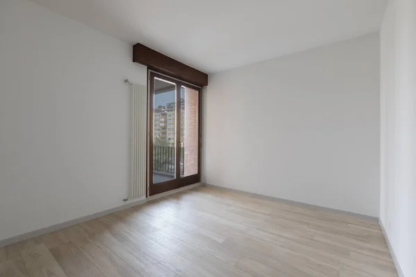 Large empty room with white walls. Parquet — Stock Photo, Image