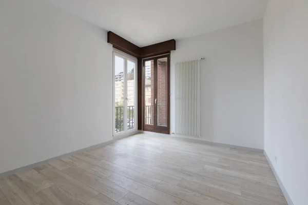 Großer leerer Raum mit weißen Wänden. Parkett — Stockfoto