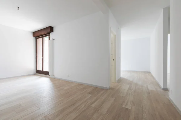 Großer leerer Raum mit weißen Wänden. Parkett — Stockfoto