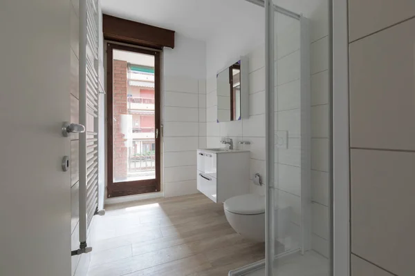 Moderno bagno ristrutturato con piastrelle di grandi dimensioni e finestra — Foto Stock