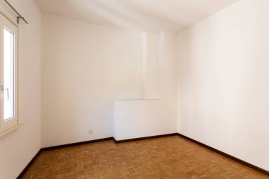 Tüm beyaz duvarlar ve parke zemin ile boş oda