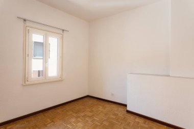 Beyaz duvarlar ve doğaya bakan pencere ile boş oda