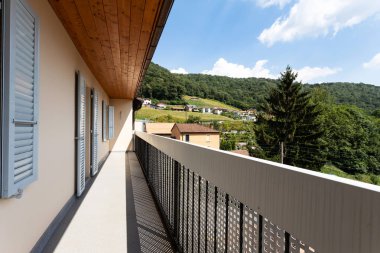 Ticino bir vadide balkondan görünümü