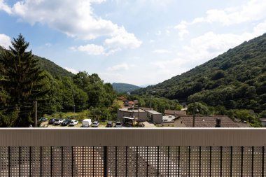Ticino bir vadide balkondan görünümü