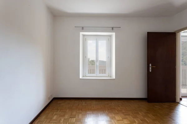 Habitación vacía con paredes blancas y ventana con vistas a la naturaleza — Foto de Stock