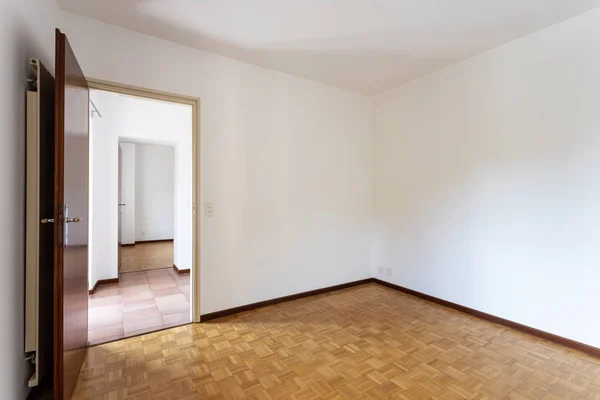 Quarto vazio com paredes brancas e porta aberta — Fotografia de Stock