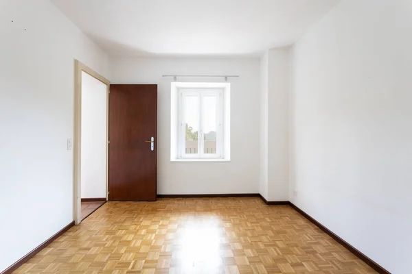 Habitación vacía con paredes blancas y ventana con vistas a la naturaleza —  Fotos de Stock