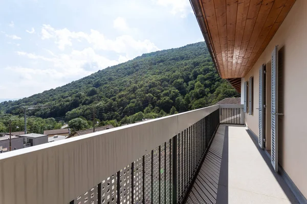 Blick vom Balkon auf ein Tal im Ticino — Stockfoto