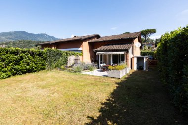 Bir yaz gününde tek bir aile evi Yeşil bahçe