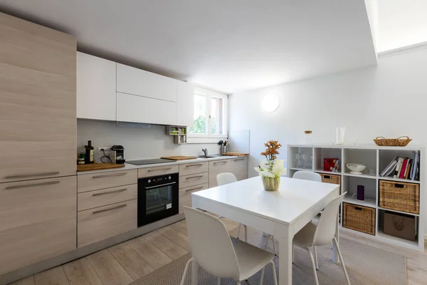 Très belle cuisine avec table design et chaises — Photo