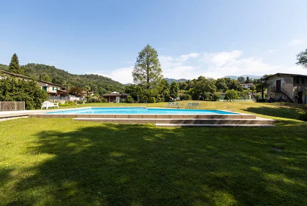Privat pool på en vacker solig sommardag — Stockfoto
