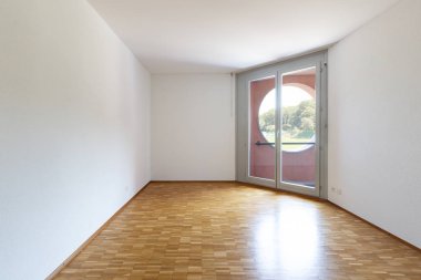 Beyaz duvarlı boş oda ve balkonlu pencere.