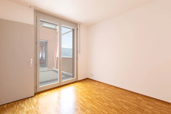 Habitación vacía con paredes blancas y ventana con balcón . — Foto de Stock