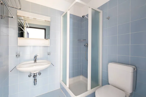 Ванна кімната з вінтажними блакитними плитками. Раковина і туалет — стокове фото