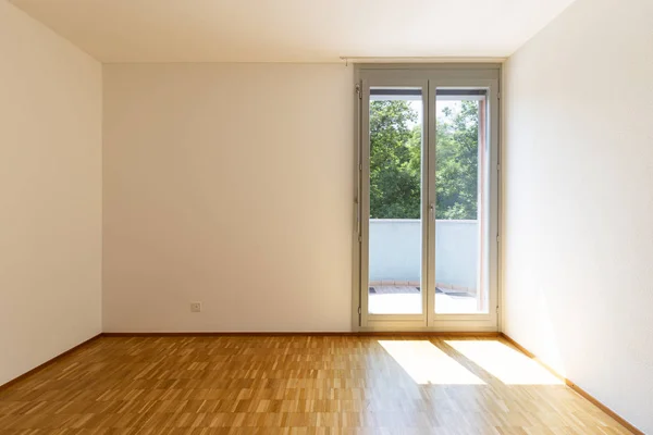 Пустой номер с белыми стенами и окном с балконом . — стоковое фото