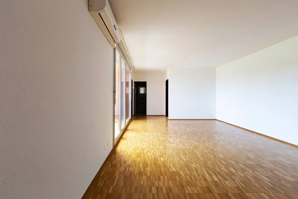 Large empty room with white walls and 70's parquet — Stock Photo, Image