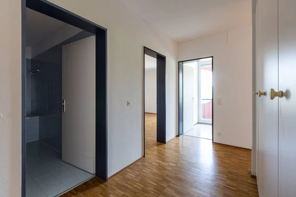 Korridor med stor garderob och dörrar öppna för badrum, säng — Stockfoto