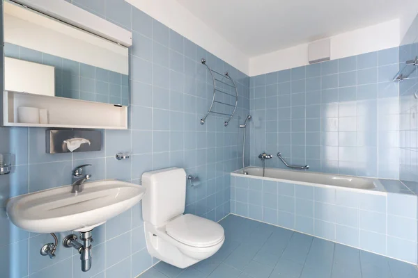 Badkamer met vintage blauwe tegels. Wastafel en toilet — Stockfoto