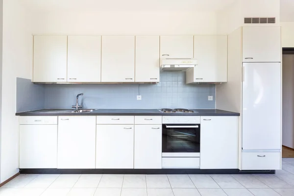 Белая кухня с видом спереди — стоковое фото