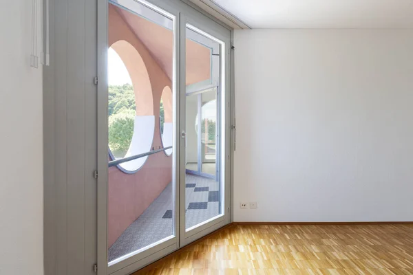 Lege kamer met witte muren en raam met balkon. — Stockfoto