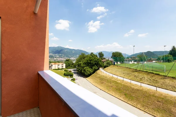 Exterieur, appartement balkon met uitzicht op Zwitserse natuur — Stockfoto