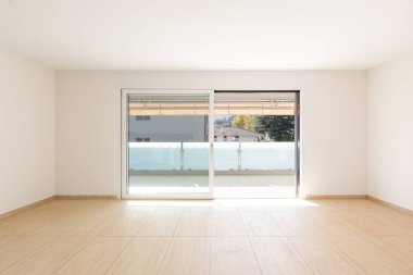 Geniş pencereli boş odanın ön görünümü