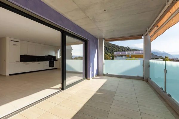 Balcone con pavimento in travertino, facciata lilla — Foto Stock