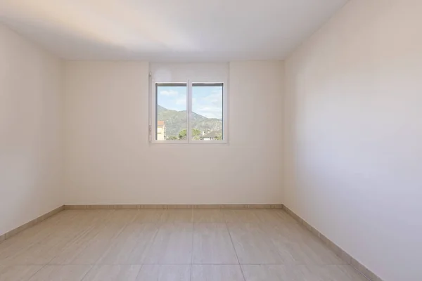 Stanza vuota con pareti bianche e pavimenti in traverti — Foto Stock