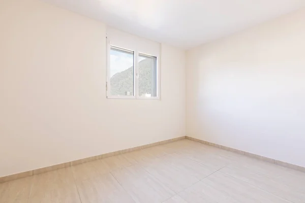 Üres szoba fehér falakkal és traverti padlóval — Stock Fotó