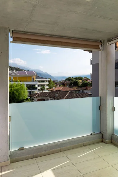 Balcón con suelo de travertino, fachada lila —  Fotos de Stock