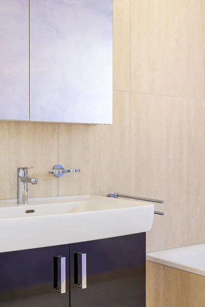 Mobiles Detail mit Waschbecken und Spiegel, der Flieder der Wand reflektiert — Stockfoto