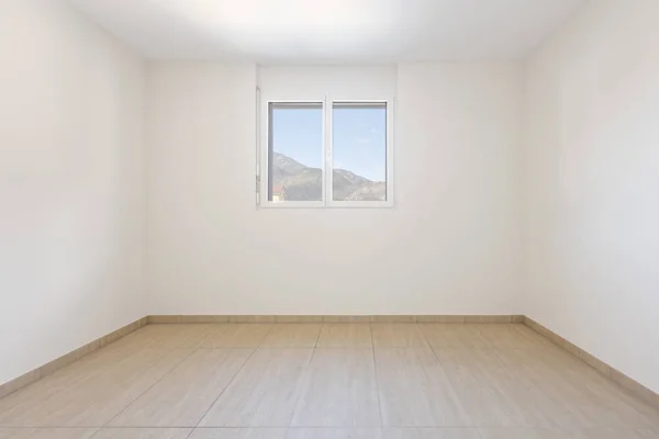 Quarto vazio com paredes brancas e pisos traverti — Fotografia de Stock
