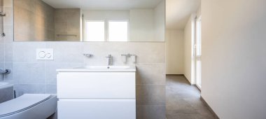 Lavabo ve aynanın önü. Modern banyo.