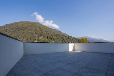 İsviçre tepesine bakan büyük mermer kiremitli büyük teras.