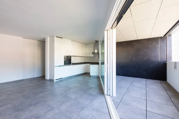 Moderne weiße Küche in leerer Wohnung mit weißen Wänden — Stockfoto