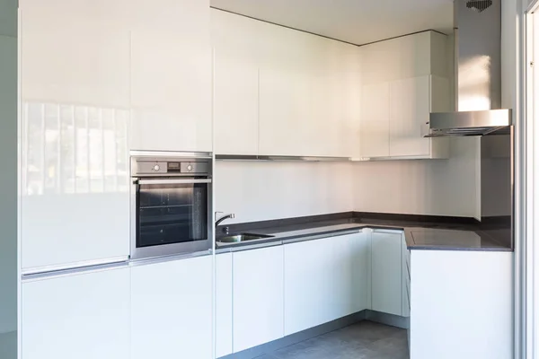 Moderna cocina blanca en apartamento vacío con paredes blancas —  Fotos de Stock