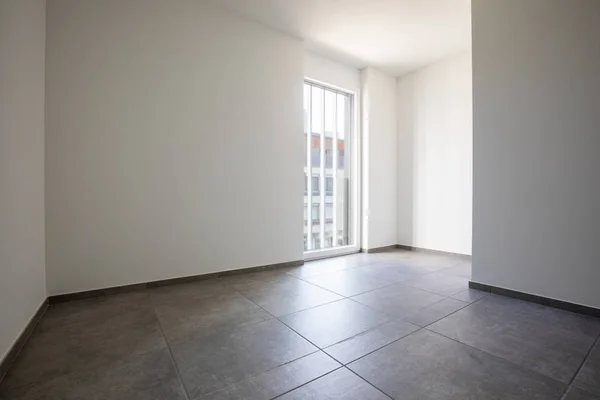 Beyaz duvarları ve parlak penceresi olan boş bir oda — Stok fotoğraf