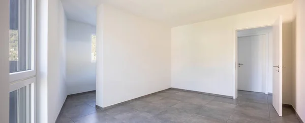 Empty room with white walls, open door and access to the room's — Stock Photo, Image