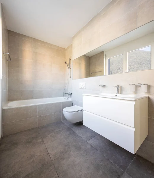 Moderno baño mínimo con bañera de azulejos grandes — Foto de Stock