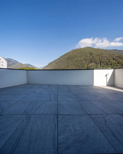 Grosse Terrasse mit grossen Marmorfliesen mit Blick auf den Schweizer Hügel — Stockfoto