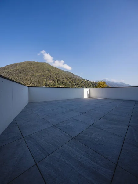 Grande terraço com grandes azulejos de mármore com vista para a colina suíça — Fotografia de Stock