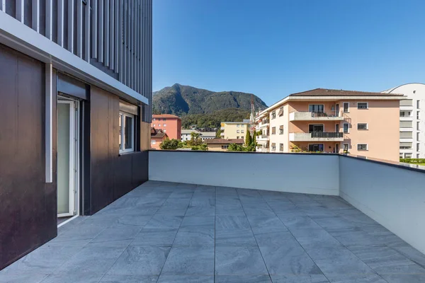 Gran terraza con grandes baldosas de mármol con vistas a la colina suiza — Foto de Stock