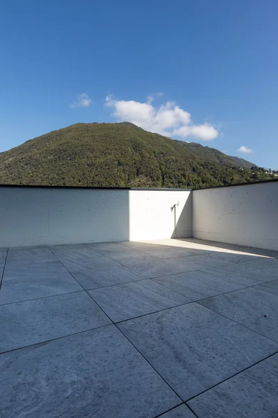 Stor terrass med stora kakel i marmor med utsikt över den schweiziska kullen — Stockfoto