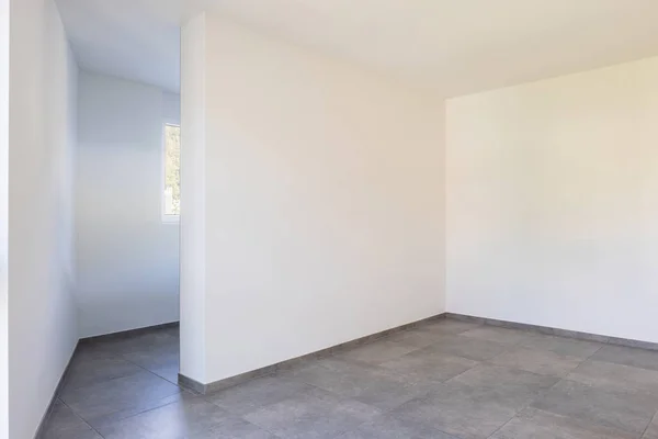 Habitación vacía con paredes blancas, puerta abierta y acceso a la habitación — Foto de Stock